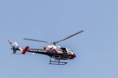 Marilia, SP, Brezilya, 19 Ağustos 2024. Sao Paulo Eyaleti Askeri Polisi 'nden Helikopter Aguia Marilia şehrinin orta bölgesinde uçuyor.