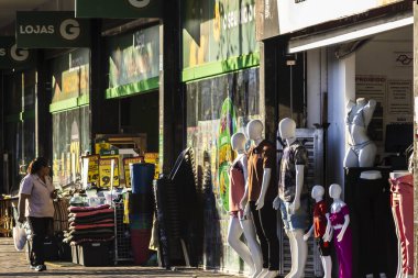Marilia, Sao Paulo, Brezilya, 28 Ağustos 2024. Müşterilerin ve satıcıların popüler perakende mağazalarda dolaşımı, özellikle Çin 'de üretilen ürünleri satanlar, Marilia şehir merkezinde.