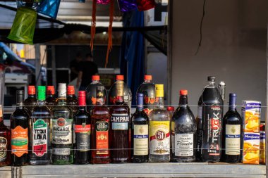 Marilia, SP, Brezilya, 29 Ağustos 2024. Marilia şehrindeki bir barda farklı marka şişeler.