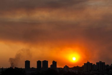 Yoğun bir duman tabakası öğleden sonra geç saatlerde Brezilya şehrini kapladı. Sıcak, kuru hava ve dumanlı hava insanların nefes almasını zorlaştırıyor..