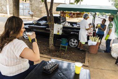 Marilia, Sao Paulo, Brezilya, Eylül 05, 2024. Şeker kamışı fabrikası, Marilia şehrinin kuzey kesiminde şeker kamışı suyu satmak için uyarlanmış bir araçta çalışıyor.