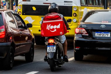 Marilia, Sao Paulo, Brezilya, Eylül 09, 2024. Motosikletli işçiler Marilia şehrinin merkezindeki müşterilere yiyecek dağıtıyor..