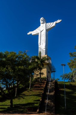 Avare, SP, Brezilya, 28 Mart 2022. Şehrin Chico Mendes Belediye Parkı 'ndaki Biquinha tepesindeki kurtarıcı İsa' nın resmi. Bu ülkedeki dördüncü İsa heykeli.