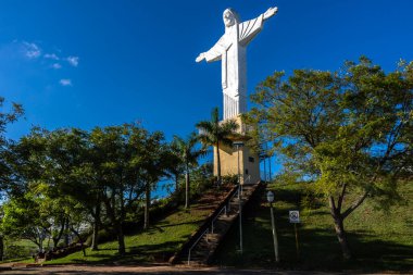 Avare, SP, Brezilya, 28 Mart 2022. Şehrin Chico Mendes Belediye Parkı 'ndaki Biquinha tepesindeki kurtarıcı İsa' nın resmi. Bu ülkedeki dördüncü İsa heykeli.