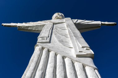 Avare, SP, Brezilya, 28 Mart 2022. Şehrin Chico Mendes Belediye Parkı 'ndaki Biquinha tepesindeki kurtarıcı İsa' nın resmi. Bu ülkedeki dördüncü İsa heykeli.