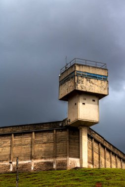 Brezilya 'daki cezaevi kulesinin orada. Brezilya 'da bir hapishane duvarının köşesinde bir nöbetçi kulesi.