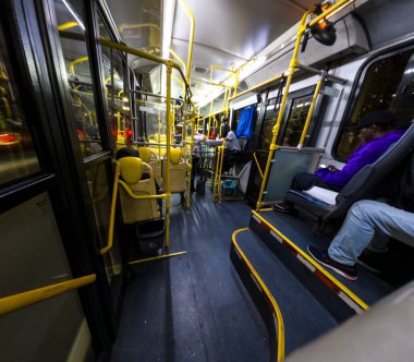 Sao Paulo, Brezilya, 02 Ağustos 2024. Yolcular geceleyin Sao Paulo şehrinin sokaklarında seyahat eden bir otobüsün içinde seyahat ederler..