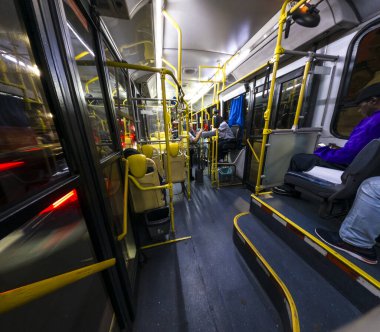 Sao Paulo, Brezilya, 02 Ağustos 2024. Yolcular geceleyin Sao Paulo şehrinin sokaklarında seyahat eden bir otobüsün içinde seyahat ederler..