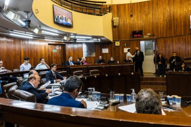 Marilia, Sao Paulo, Brezilya, 16 Eylül 2024. 13 konsey üyesi için dairesel bir formatta, Marilia Şehir Konseyi 'nin genel kurul toplantısının iç görünümü.