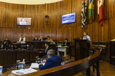 Marilia, Sao Paulo, Brezilya, 16 Eylül 2024. 13 konsey üyesi için dairesel bir formatta, Marilia Şehir Konseyi 'nin genel kurul toplantısının iç görünümü.