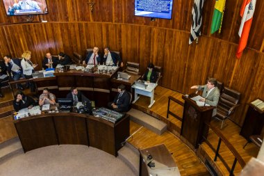 Marilia, Sao Paulo, Brezilya, 16 Eylül 2024. 13 konsey üyesi için dairesel bir formatta, Marilia Şehir Konseyi 'nin genel kurul toplantısının iç görünümü.