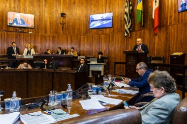 Marilia, Sao Paulo, Brezilya, 16 Eylül 2024. 13 konsey üyesi için dairesel bir formatta, Marilia Şehir Konseyi 'nin genel kurul toplantısının iç görünümü.