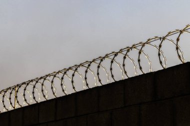 Brezilya 'daki bir evi korumak için duvarın tepesinde dikenli tel kirpi ve elektrikli tel var.