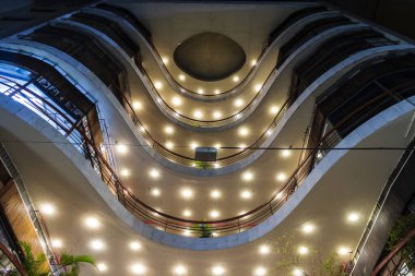 Sao Paulo, Brezilya, 25 Nisan 2013. So Paulo 'daki alışveriş merkezinin gece görüşü. 1963 'te Copan' ın kıvrımlarından esinlenen bir binada kuruldu.