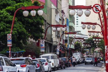 Sao Paulo, Brezilya, 09 Ekim 2015: Liberdade mahallesindeki doğu sokak pazarı, Japon ve diğer Asyalı göçmenler, Sao Paulo, Brezilya