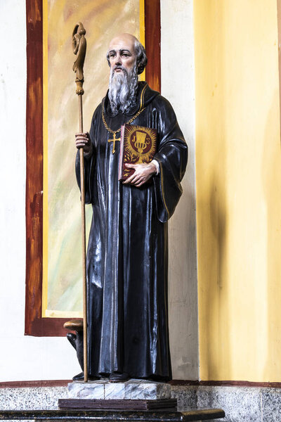 Святая статуя святого Бенедикта внутри католической церкви в Бразилии