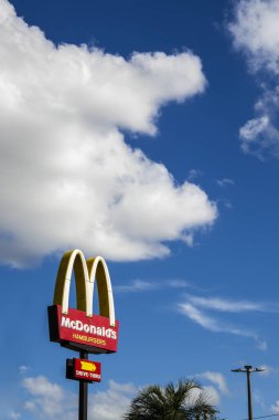 Marilia, Sao Paulo, Brezilya, 25 Şubat 2023 Sao Paulo eyaletinin orta batı bölgesindeki Marilia belediyesinde Mc Donalds fast food zincirinin logosuna sahip Totem.