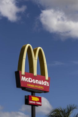 Marilia, Sao Paulo, Brezilya, 25 Şubat 2023 Sao Paulo eyaletinin orta batı bölgesindeki Marilia belediyesinde Mc Donalds fast food zincirinin logosuna sahip Totem.
