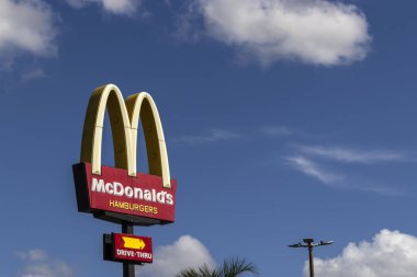 Marilia, Sao Paulo, Brezilya, 25 Şubat 2023 Sao Paulo eyaletinin orta batı bölgesindeki Marilia belediyesinde Mc Donalds fast food zincirinin logosuna sahip Totem.