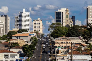 Marilia, Sao Paulo, Brezilya, 31 Mart 2023. Şehirlerden birindeki araba trafiği, arka planda alışveriş merkezi binaları bulunan ana caddeler.