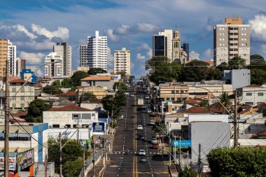 Marilia, Sao Paulo, Brezilya, 31 Mart 2023. Şehirlerden birindeki araba trafiği, arka planda alışveriş merkezi binaları bulunan ana caddeler.