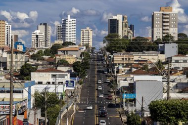 Marilia, Sao Paulo, Brezilya, 31 Mart 2023. Şehirlerden birindeki araba trafiği, arka planda alışveriş merkezi binaları bulunan ana caddeler.