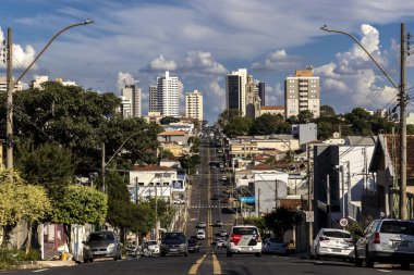 Marilia, Sao Paulo, Brezilya, 31 Mart 2023. Şehirlerden birindeki araba trafiği, arka planda alışveriş merkezi binaları bulunan ana caddeler.