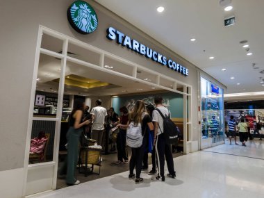 Sao Paulo, Brezilya, 09 Ağustos 2023. Sao Paulo 'nun güneyindeki bir alışveriş merkezindeki Starbucks kafeteryasında.