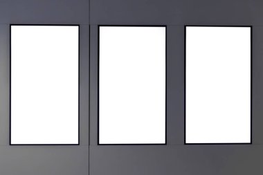 Brezilya 'da boş beyaz yatay dikdörtgen posterler veya kart modelleme gri beton arka plan