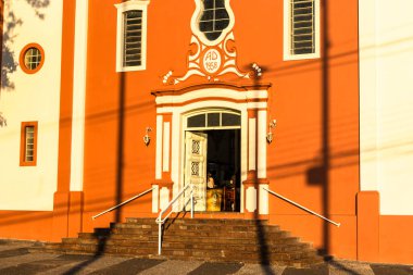 Santa Izabel Kilisesi 'nin ön cephesi ve girişi, Marilia' nın merkezinde, Sao Paulo eyaletinin batısında..