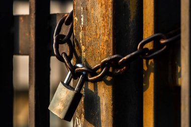 Brezilya 'da demir ızgara kapısında asma kilit ve zincir