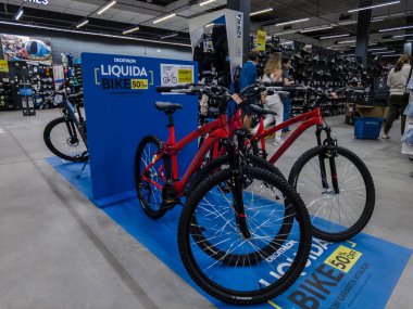 Sao Paulo, Brezilya, 27 Temmuz 2023. Sao Paulo şehrindeki Dechatlon spor malzemeleri mağazasının bisiklet ve bisiklet reyonu.