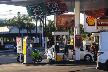 Marilia, Sao Paulo, Brezilya, Ekim 05, 2024. Araçlar Marilia şehrindeki Shell benzin istasyonunda etanol veya benzinle dolduruluyor..
