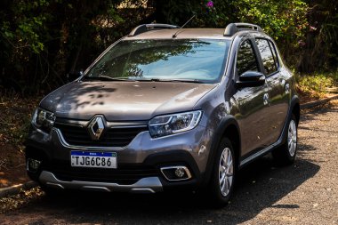Marilia, Sao Paulo, Brezilya, 17 Ekim 2024. Renault Sandero Stepway tarzı macera ve özgürlüğün kokusunu taşıyor. Bu araba geniş, rahat ve sağlam..