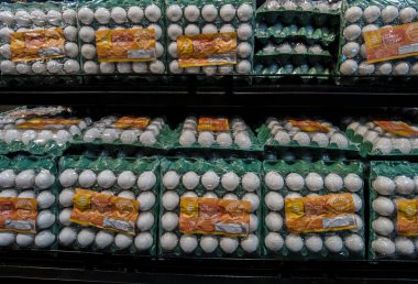 Marilia, SP, Brezilya. 9 Şubat 2024. Marilia City 'deki bir süpermarkette satılan tavuk yumurtalarının çeşitleri ve boyutları farklı olan bir sektör.