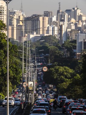 Sao Paulo, Brezilya, 11 Aralık 2018. Ruben Berta Bulvarı 'nda trafik sıkışıklığı, kuzey-güney koridoru, Sao Paulo şehrinin güney yakası, şehir merkezindeki binalar.