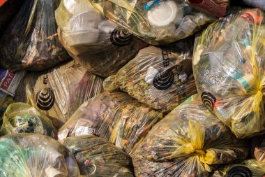 Sao Paulo, Brezilya, 16 Kasım 2021. Geri dönüşümlü çöp torbaları kamyona yüklendi.