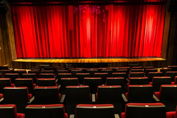 Brezilya 'da kırmızı koltuklu tiyatroda kırmızı perde