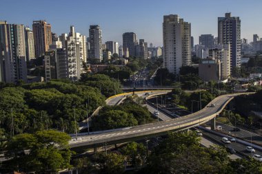 Brezilya, Sao Paulo 'daki 23 de Maio Bulvarı' ndaki trafiğin hava görüntüsü. Bu cadde Ibirapuera Parkı 'ndan geçiyor..