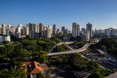 Brezilya, Sao Paulo 'daki 23 de Maio Bulvarı' ndaki trafiğin hava görüntüsü. Bu cadde Ibirapuera Parkı 'ndan geçiyor..