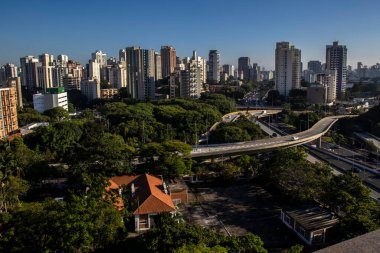 Brezilya, Sao Paulo 'daki 23 de Maio Bulvarı' ndaki trafiğin hava görüntüsü. Bu cadde Ibirapuera Parkı 'ndan geçiyor..