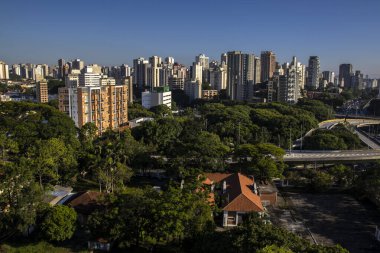 Brezilya, Sao Paulo 'daki 23 de Maio Bulvarı' ndaki trafiğin hava görüntüsü. Bu cadde Ibirapuera Parkı 'ndan geçiyor..