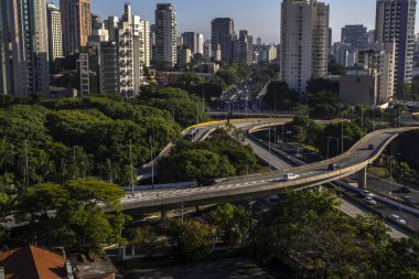 Brezilya, Sao Paulo 'daki 23 de Maio Bulvarı' ndaki trafiğin hava görüntüsü. Bu cadde Ibirapuera Parkı 'ndan geçiyor..