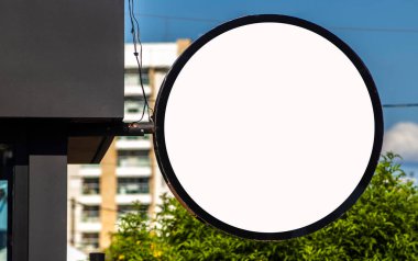 Tasarım için boş dairesel tabela modeli. Logo sunumu için sokak tabelası. Brezilya 'da bir kafe restoranı ya da bar rozeti.