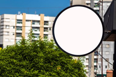 Tasarım için boş dairesel tabela modeli. Logo sunumu için sokak tabelası. Brezilya 'da bir kafe restoranı ya da bar rozeti.