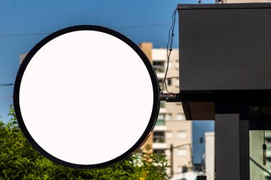 Tasarım için boş dairesel tabela modeli. Logo sunumu için sokak tabelası. Brezilya 'da bir kafe restoranı ya da bar rozeti.