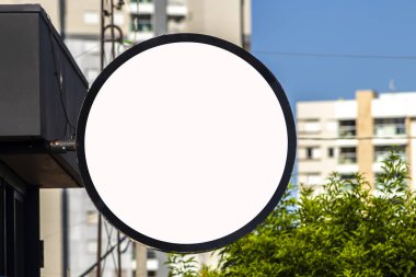 Tasarım için boş dairesel tabela modeli. Logo sunumu için sokak tabelası. Brezilya 'da bir kafe restoranı ya da bar rozeti.