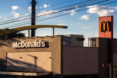 Assis, Sao Paulo, Brezilya, 11 Kasım 2024. Assis belediyesinde McDonalds fast food zincirinin logosu olan restoran cephesi.