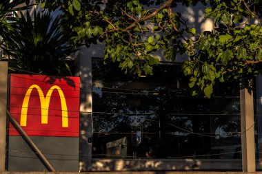 Assis, Sao Paulo, Brezilya, 11 Kasım 2024. Assis, SP 'deki McDonald' s fast-food restoranının girişindeki logo.