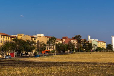 Marilia, SP, Brezilya, 22 Ağustos 2023. Bir grup apartman dairesi devlet tarafından Brezilya 'nın kenar mahallelerindeki alt sınıf sakinlerine bağışlandı.